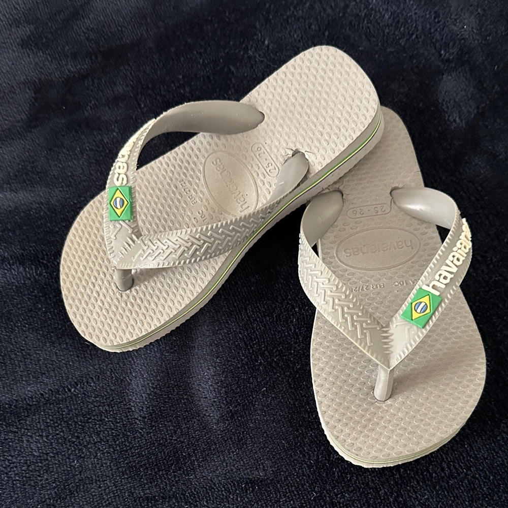 NWOT toddler’s size 8 Havaianas grey flip flops - never tried on or worn!